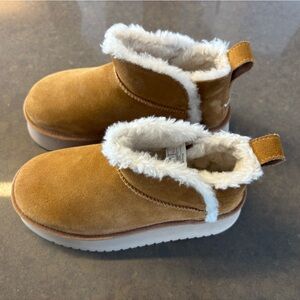 Koolaburra by UGG Shearling Platform Boots (Size 5)